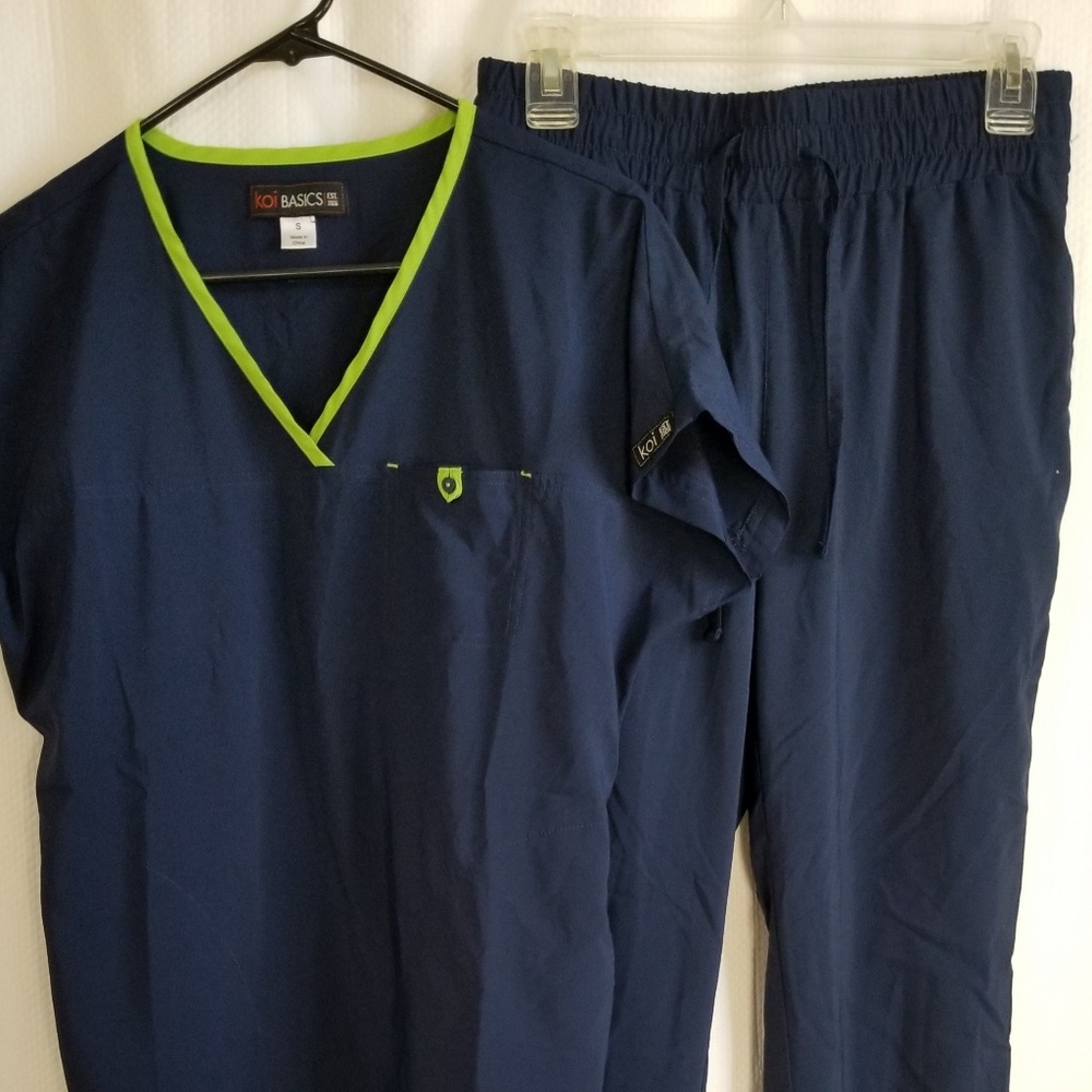 Koi jogger scrub set